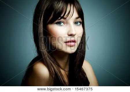 estudio de retrato de belleza morena de ojos azules tiro Fotos ... estudio de retrato de belleza morena de ojos azules tiro Fotos ...
