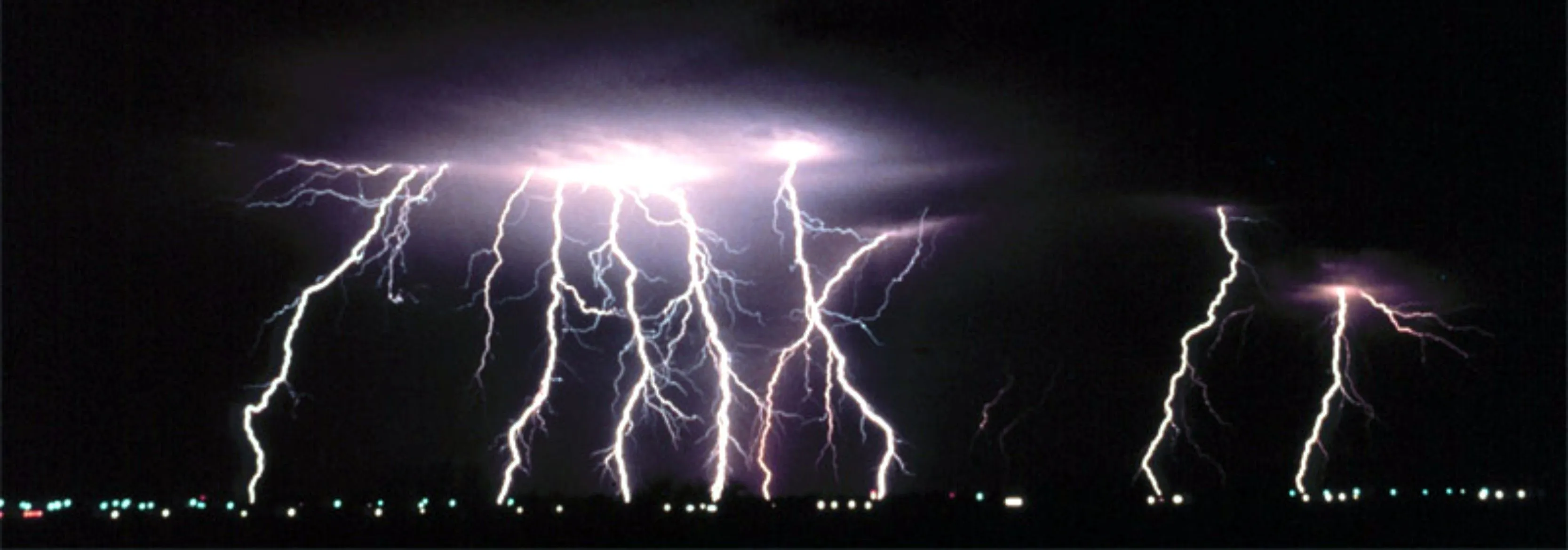 ETRAÑO SUCESO: Inusual caída de rayos matan a 32 personas en la ... ETRAÑO SUCESO: Inusual caída de rayos matan a 32 personas en la ...