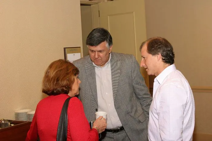 Imagenes de 3 personas conversando - Imagui Imagenes de 3 personas conversando - Imagui