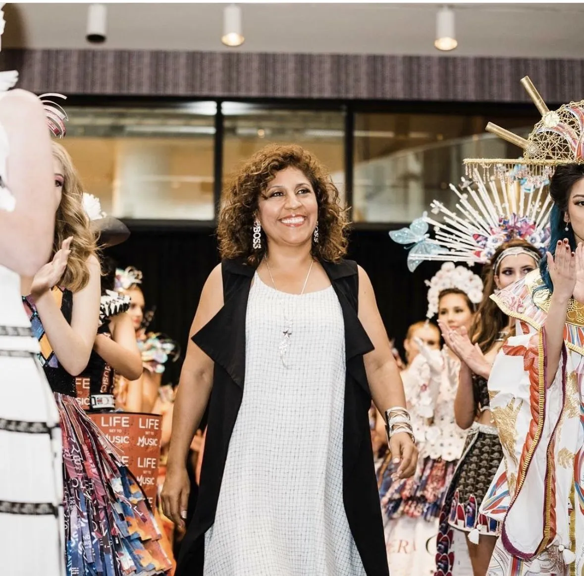 Exhibición de moda reciclable para honrar el Día de la Tierra 2023 Exhibición de moda reciclable para honrar el Día de la Tierra 2023