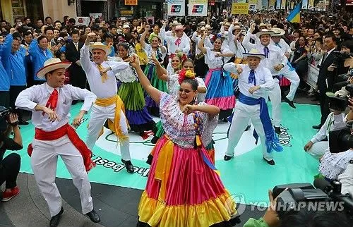 Extranjeros en traje típico al ritmo de Kangnam Style. | Historias ...