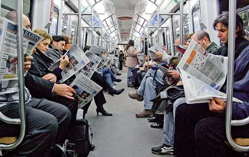 Extraños en un tren, pero leyendo el periódico | Extraños en un tren, pero leyendo el periódico |