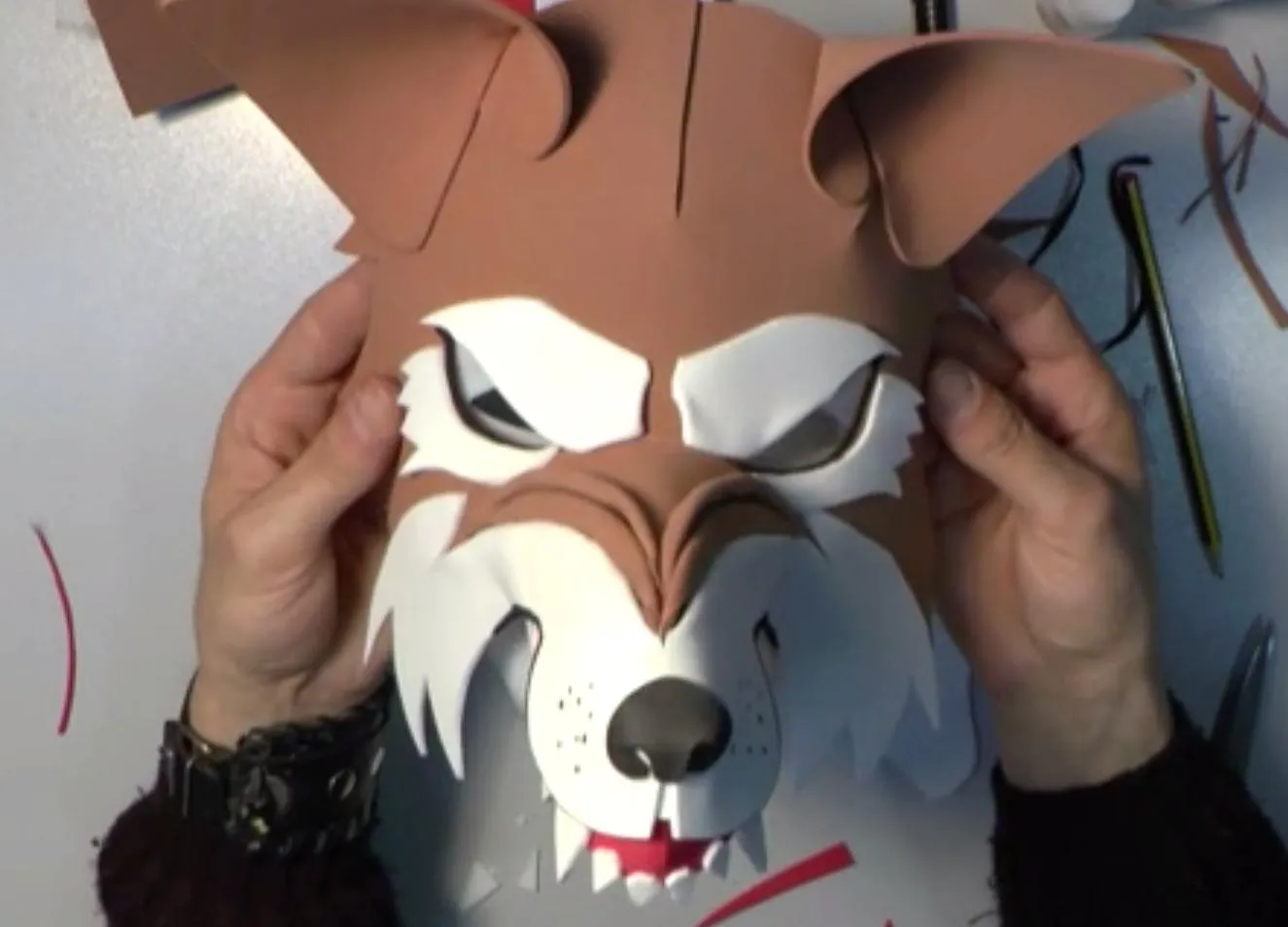 Cómo fabricar una máscara de lobo con goma eva (2/2) Cómo fabricar una máscara de lobo con goma eva (2/2)