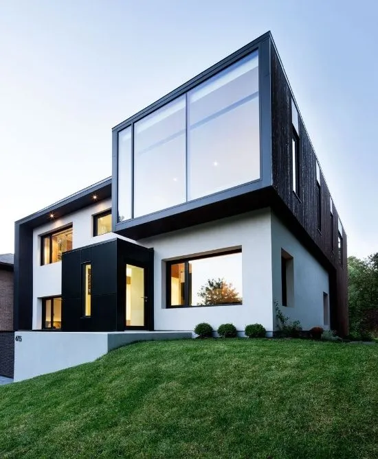 Fachada de casa multivolumen en blanco y negro. Fachada de casa multivolumen en blanco y negro.