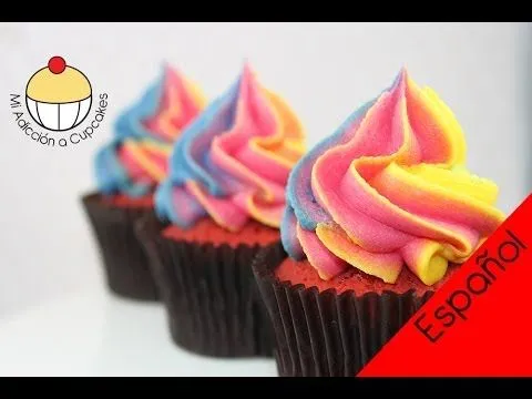 Fácil Técnica de Remolino de Glaseado Arcoíris para Cupcakes ... Fácil Técnica de Remolino de Glaseado Arcoíris para Cupcakes ...