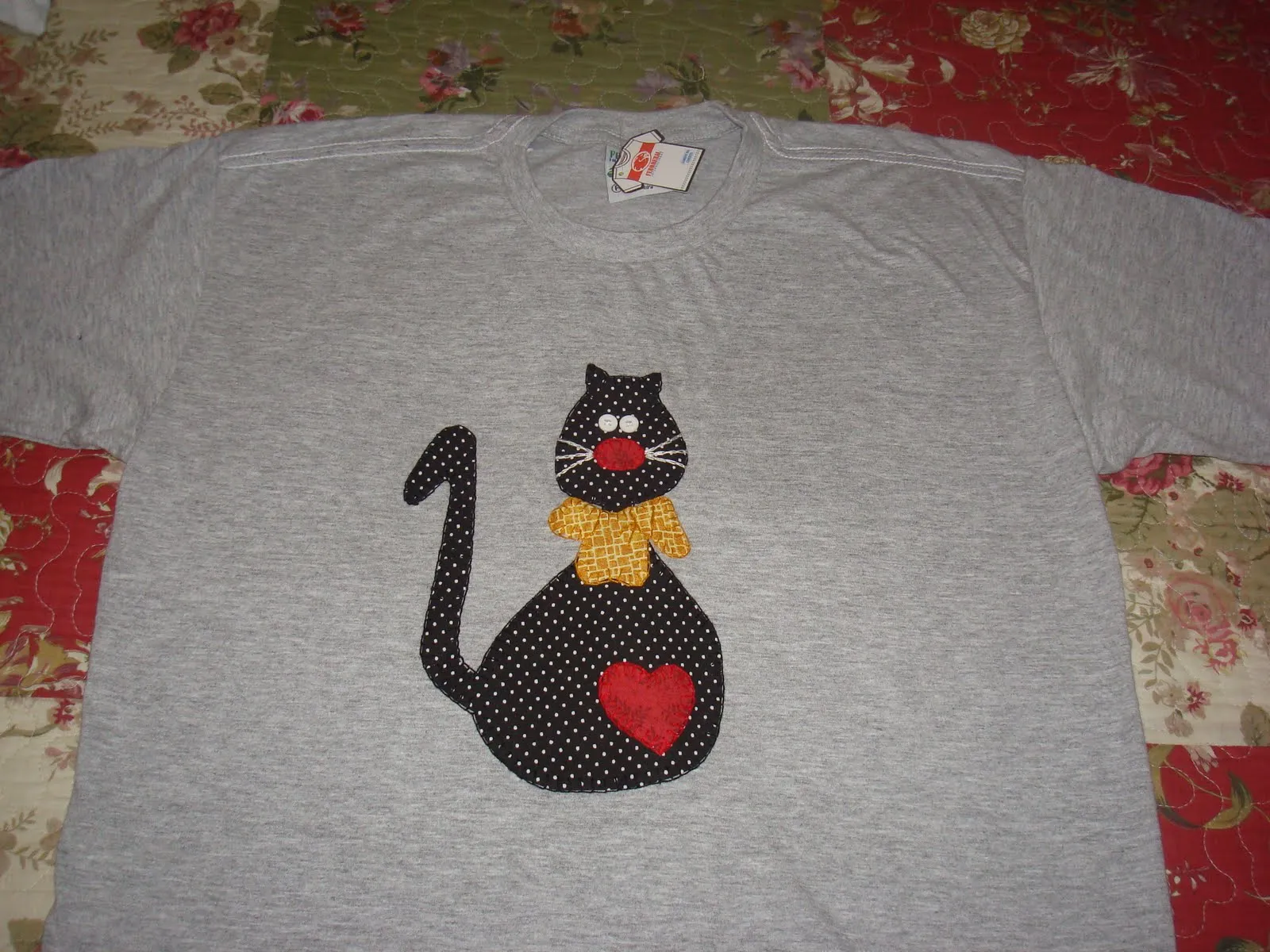 Fada Encantada: Camiseta Cinza Patchwork - Gato Fada Encantada: Camiseta Cinza Patchwork - Gato