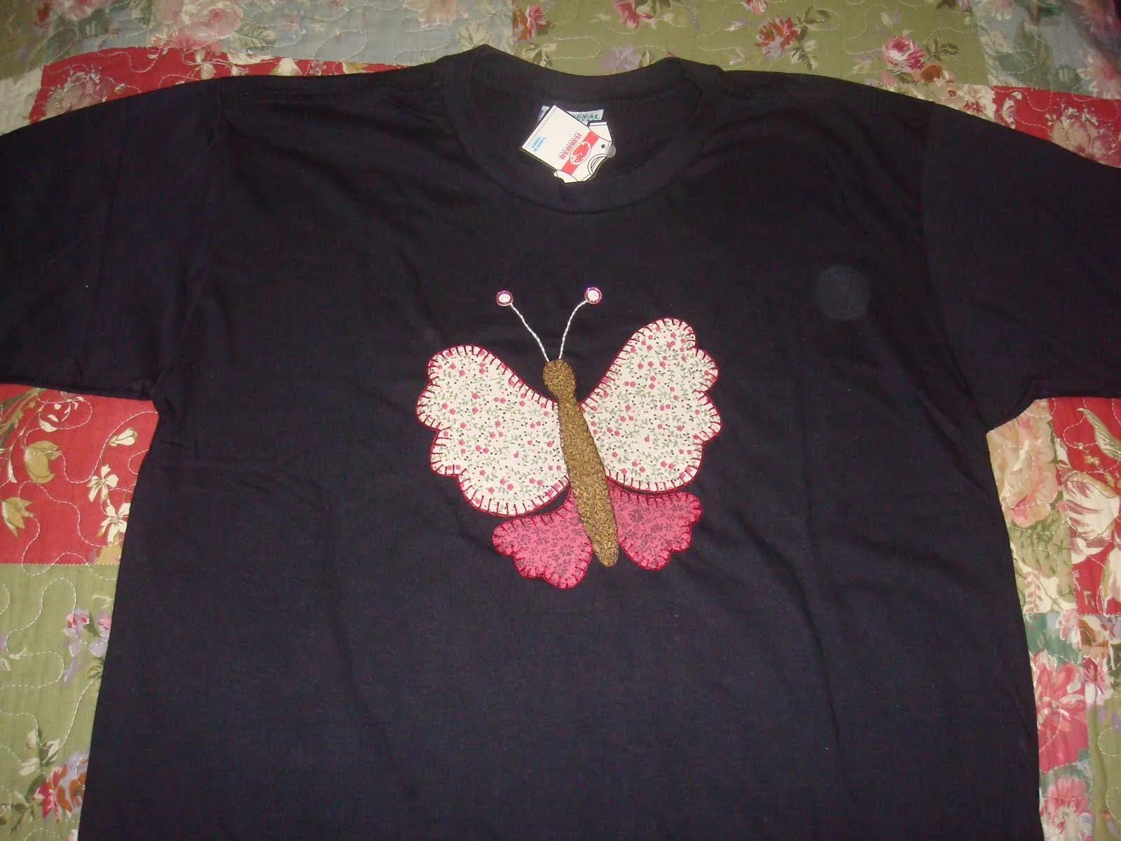 Fada Encantada: Camiseta Preta Patchwork - Borboleta Fada Encantada: Camiseta Preta Patchwork - Borboleta
