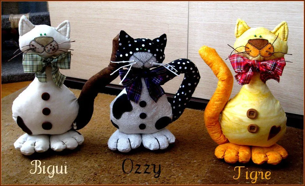 Falta un gato...: Gatos de tela, tela de gatos! Falta un gato...: Gatos de tela, tela de gatos!