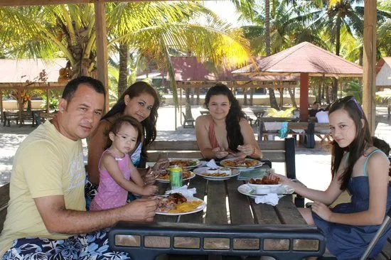 mi familia almorzando: fotografía de Honduras Shores Plantation ...