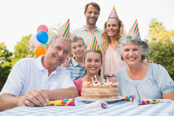 familia animada sonriendo a la cámara en fiesta de cumpleaños ...