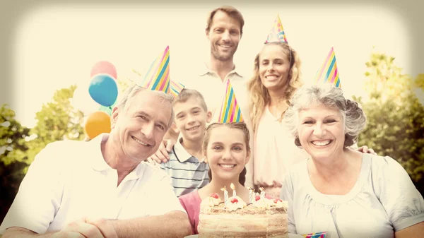 familia animada sonriendo a la cámara en fiesta de cumpleaños ...