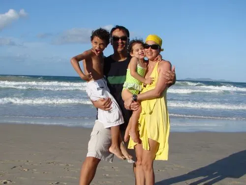 Familias felices en la playa HD - Imagui
