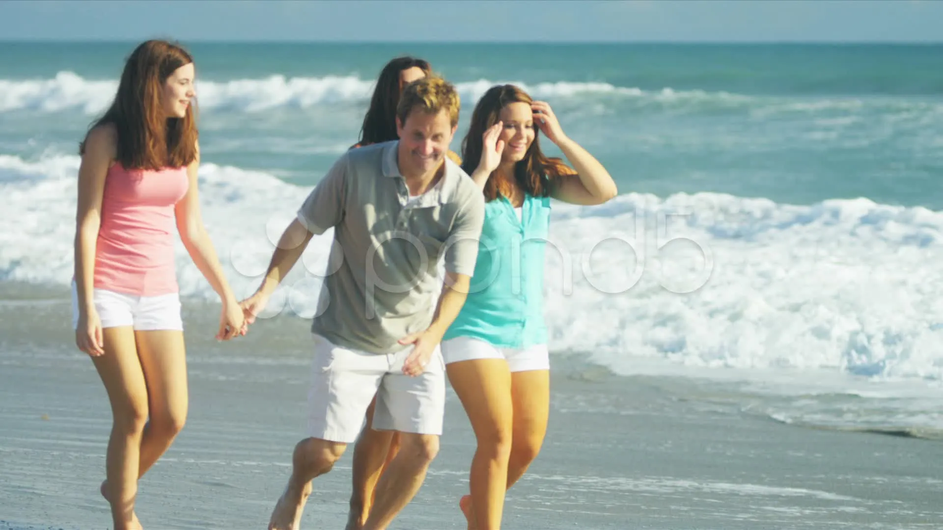 Familia Feliz Europeo Correr Al Aire Libre En La Playa videos ...