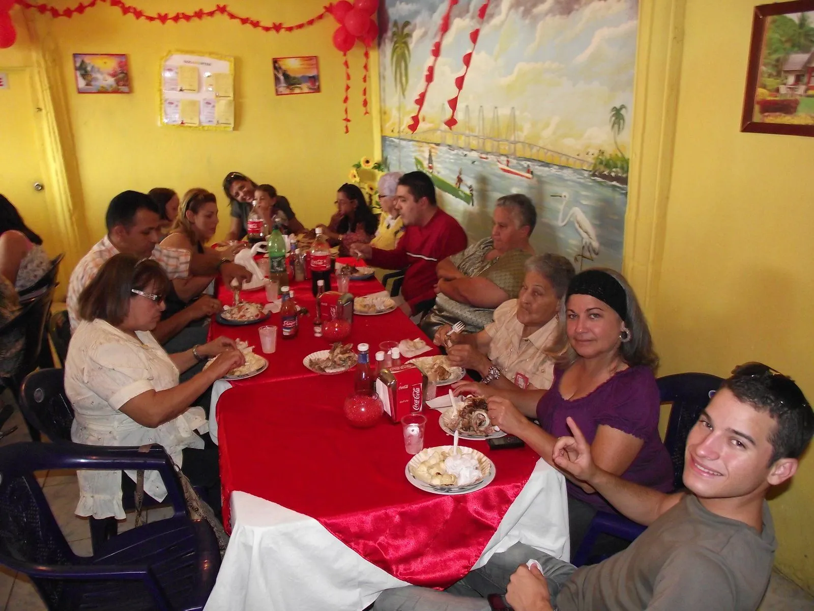 FAMILIA DE AYER Y DE HOY: ALMORZANDO EL DIA DE LAS MADRES FAMILIA DE AYER Y DE HOY: ALMORZANDO EL DIA DE LAS MADRES
