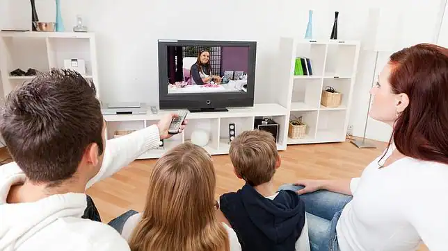 Familia viendo tv - Imagui