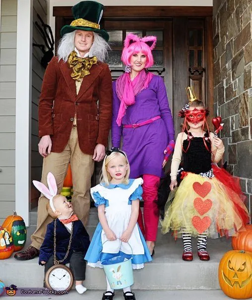 Familias que se disfrazaron para halloween juntas Familias que se disfrazaron para halloween juntas