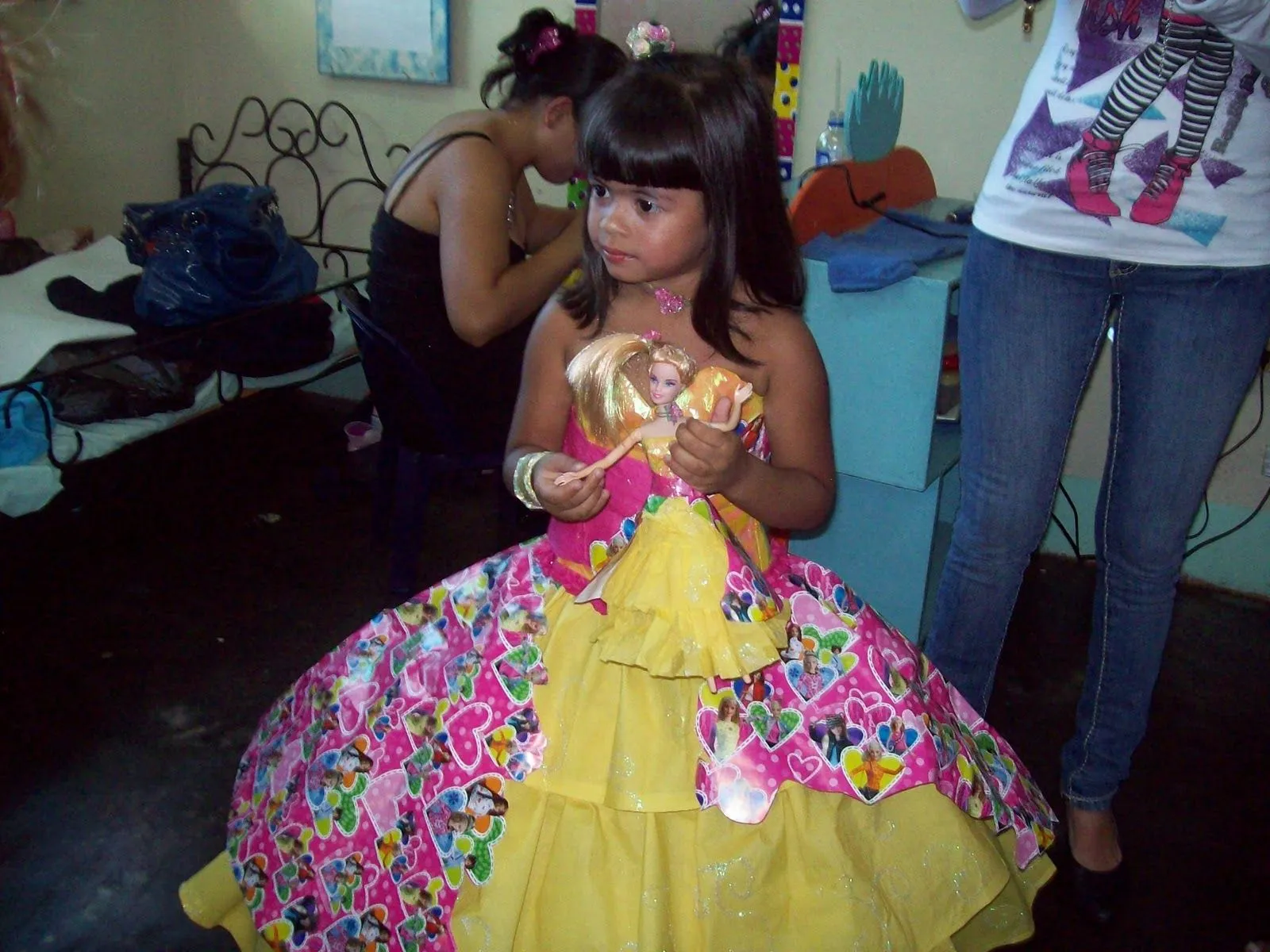 Como hacer un vestido de princesa en material reciclable - Imagui Como hacer un vestido de princesa en material reciclable - Imagui