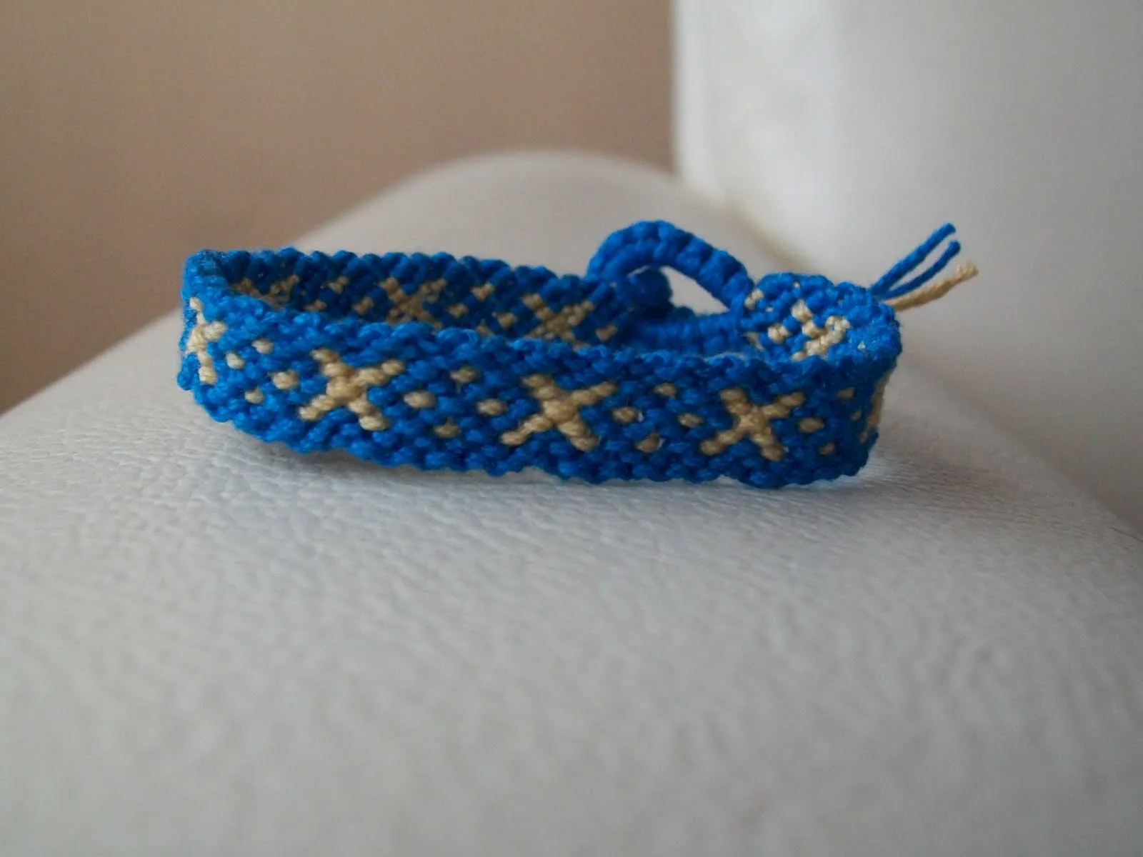 Fantasías y sueños de lana,tela e hilos: Pulsera macramé con cruces