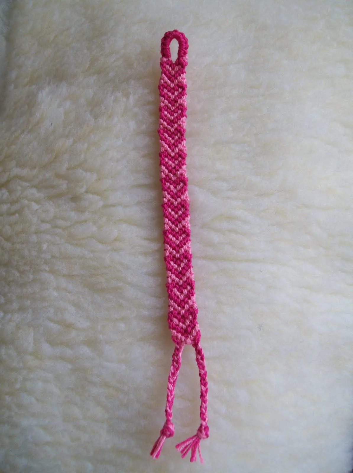 Fantasías y sueños de lana,tela e hilos: Pulsera rosa con corazones Fantasías y sueños de lana,tela e hilos: Pulsera rosa con corazones