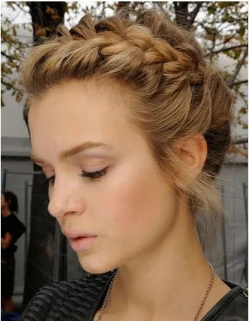 Fashionate: El peinado que eligen las celebrities: trenza de raíz Fashionate: El peinado que eligen las celebrities: trenza de raíz