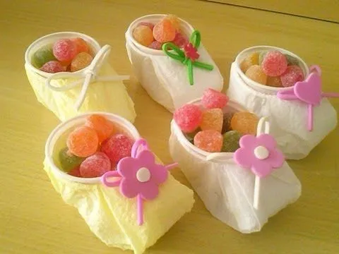 Como fazer lembrancinha para chá de bebê com copo descartável ...