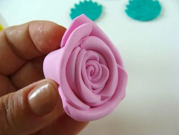 Como fazer rosas de EVA de maneira super simples | Revista Artesanato
