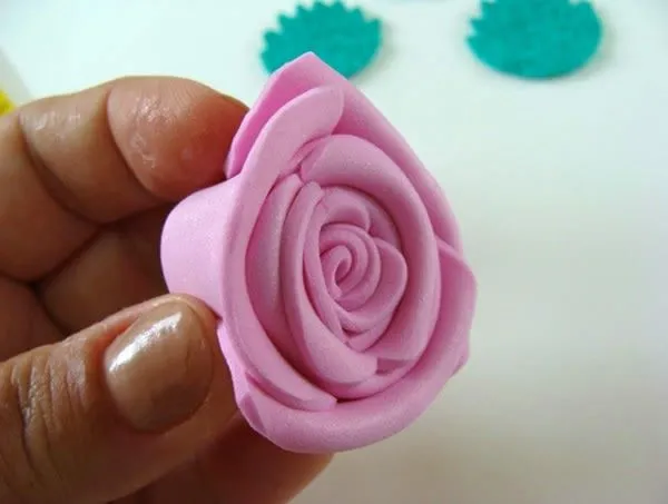 Como fazer rosas de EVA de maneira super simples | Revista Artesanato Como fazer rosas de EVA de maneira super simples | Revista Artesanato