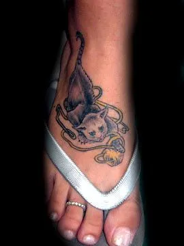 Feet with Tattoos: Tatuaje gato en el pie