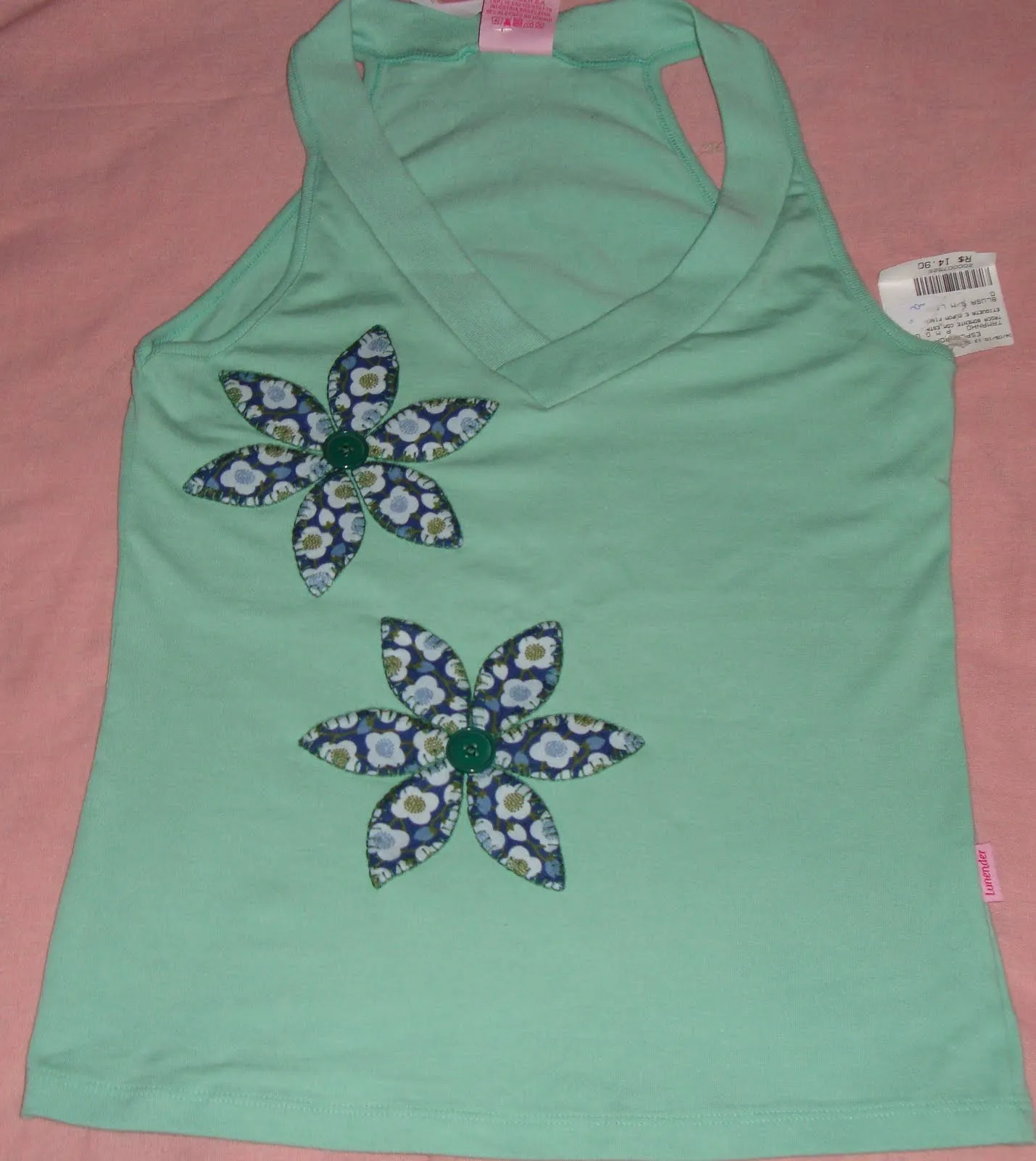 ... Feitosa: Camiseta com flores feitas de patchwork e botões no centro ... Feitosa: Camiseta com flores feitas de patchwork e botões no centro