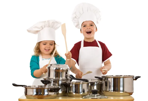 Felices los niños disfrazados de cocineros haciendo ruido — Foto ... Felices los niños disfrazados de cocineros haciendo ruido — Foto ...