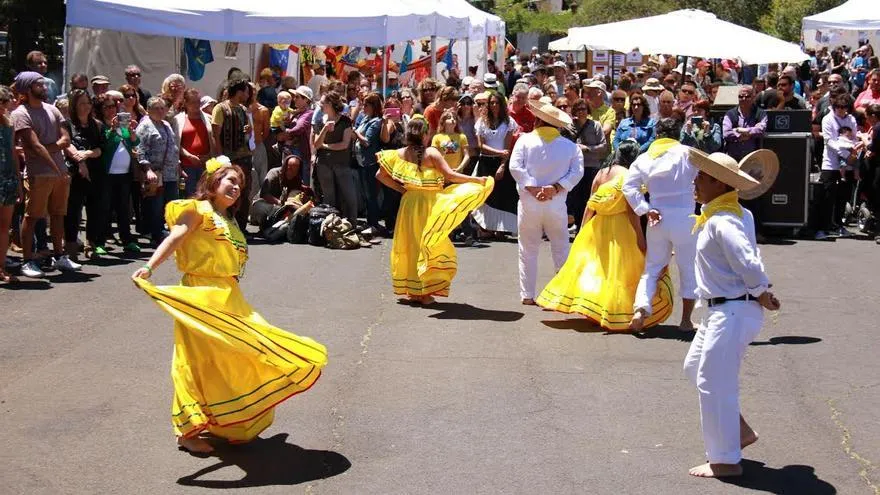 La I Feria Culturas del Mundo reúne a cientos de personas en el ... La I Feria Culturas del Mundo reúne a cientos de personas en el ...