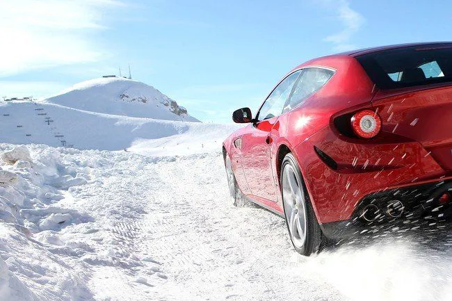 Ferrari FF, nuevas imágenes en movimiento y galería