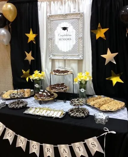 Para una fiesta graduación muy elegante, decora con negro, oro y ...