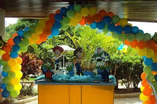 Decoración de fiesta infantil de woody - Imagui