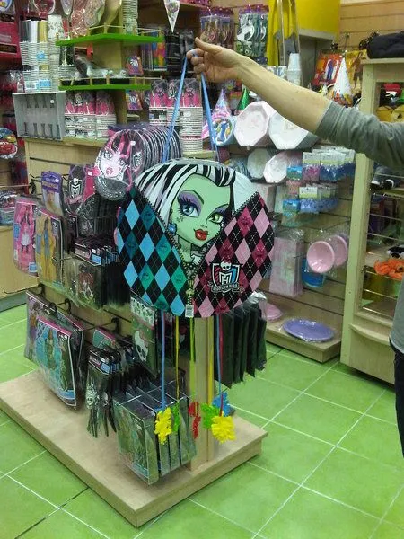 Piñata Monster High - MundoGlobo