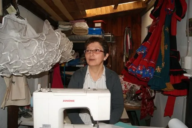 Fiestas Patrias 2011: Entre falsos y vestidos emprendedora honra a ... Fiestas Patrias 2011: Entre falsos y vestidos emprendedora honra a ...