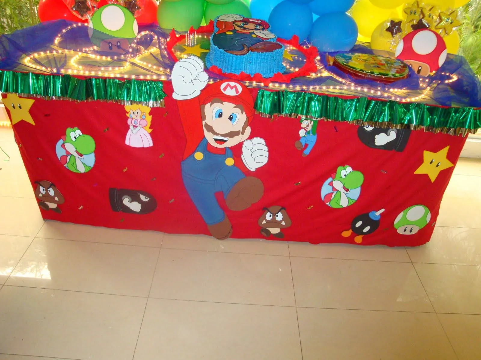 Mesa de Mario Bros, mantel decorado con figuras de foami Mesa de Mario Bros, mantel decorado con figuras de foami