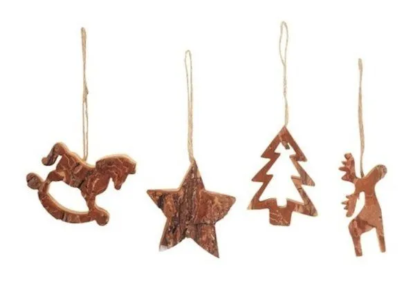 Figuras navideñas de madera con corteza