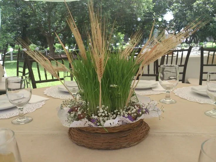 Centros de mesa con uvas, germinado y espigas de trigo. | Primera ...