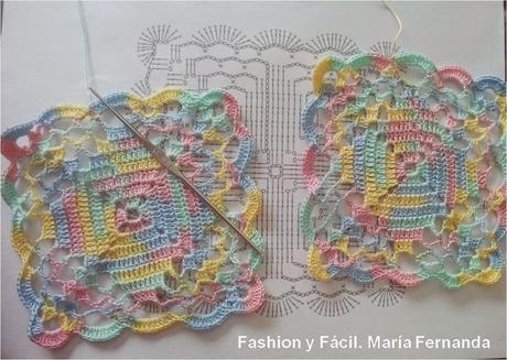 Una flor o cruz en un granny square, punto afgano pastillas o ...