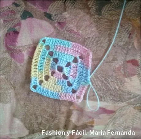 Una flor o cruz en un granny square, punto afgano pastillas o ...