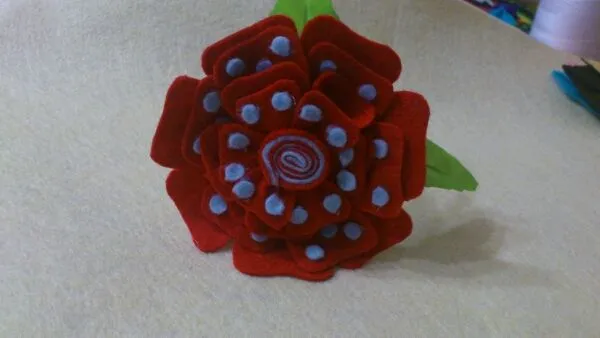 flor de flamenca de fieltro | Manualidades con fieltro - Famaisa
