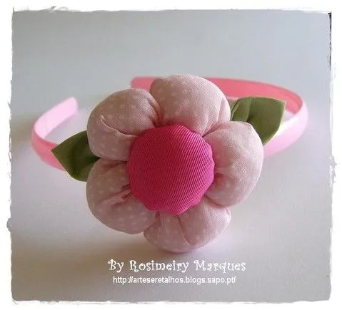 Como hacer una flor de fuxico de pétalos rellenos en Tela