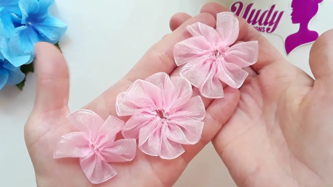 Flor de Organza paso a paso, fácil y sencilla de hacer. - YouTube | Como hacer  flores, Tutorial de flores de tela, Como hacer cintillos
