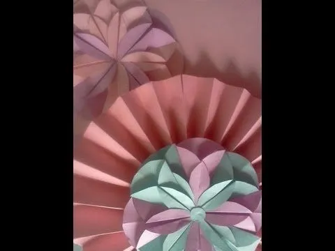 Cómo hacer una flor de papel (origami fácil) - YouTube Cómo hacer una flor de papel (origami fácil) - YouTube