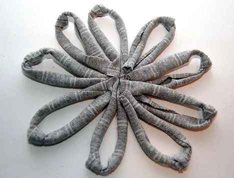 Cómo hacer una flor simple de trapillo | El blog de trapillo.com Cómo hacer una flor simple de trapillo | El blog de trapillo.com