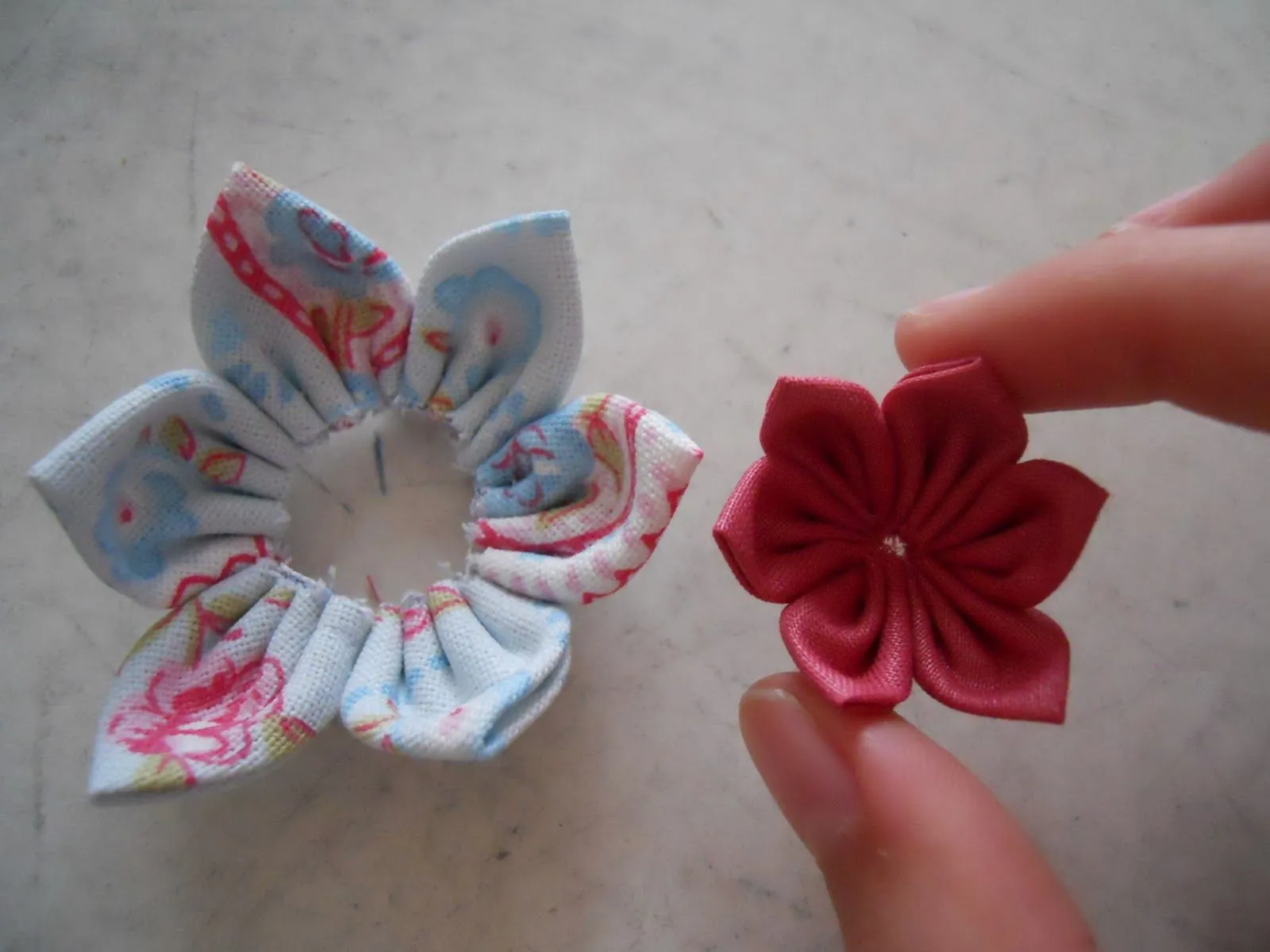  ... con otra flor de tamaño pequeño y color rosa, para ponerla encima de