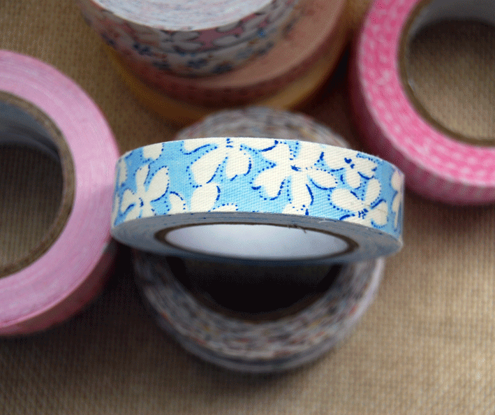 flores blancas con fondo azul