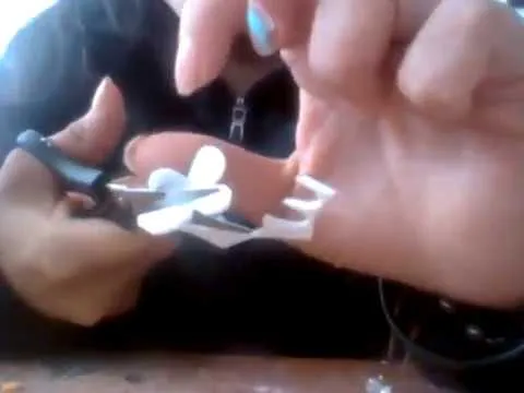 Como hacer flores de fomi sin moldes ( a pulso) - YouTube