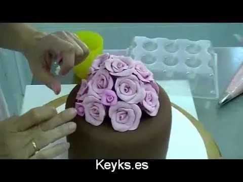 Cómo poner flores de fondant en la parte de arriba de una tarta ... Cómo poner flores de fondant en la parte de arriba de una tarta ...